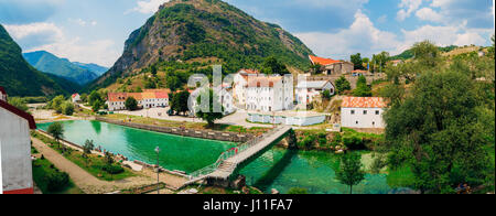 Città di Shavnik in Montenegro. Un ponte su un fiume di montagna con acqua cristallina Foto Stock