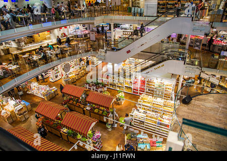 Milano, Italia - 31 Maggio 2016: persone non identificate a Eataly Smeraldo di Milano, Italia. È il più grande mercato alimentare a Milano. Foto Stock