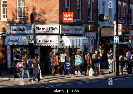 Il giornalaio in Hampstead, Londra England Regno Unito Regno Unito Foto Stock