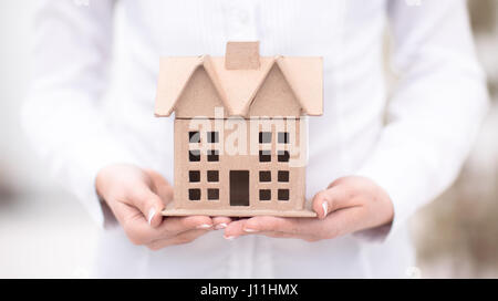 Immobiliare di concetto - una donna è in possesso di un modello architetturale di una casa Foto Stock