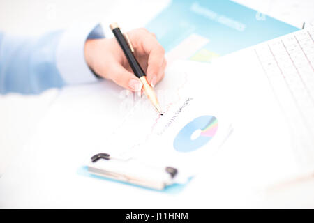 Donna mano la firma di un contratto Foto Stock