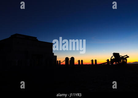 Silhouette di cannone al crepuscolo. Paesaggio notturno dalle Alpi italiane. Foto Stock