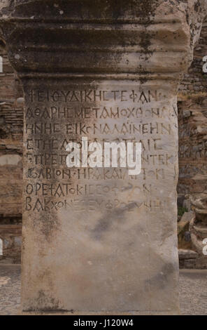 Iscrizione greca su una colonna di marmo presso le antiche rovine di Efeso in Turchia Foto Stock
