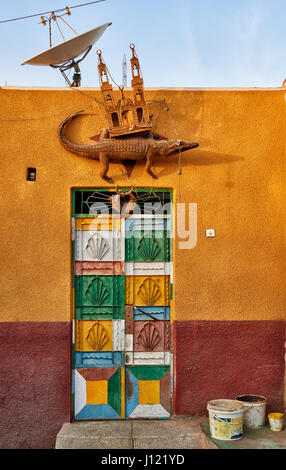 Porta di casa in Nubian Village vicino a Aswan, Egitto, Africa Foto Stock