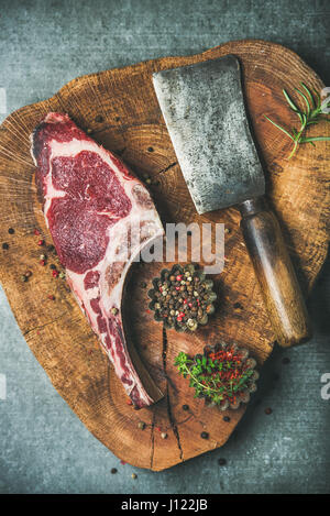 Invecchiato a secco di manzo crudo costata di manzo con spezie Foto Stock
