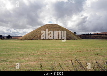 Silbury Hill, un preistorico artificiale tumulo di gesso nei pressi di Avebury, Wiltshire, Regno Unito. Foto Stock