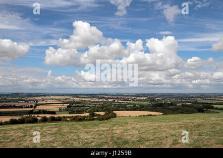 Vista su campagna inglese dal White Horse Hill, Oxfordshire, Inghilterra. Foto Stock