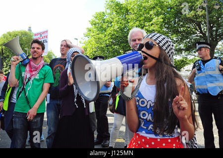 Una giovane ragazza conduce il canto di slogan come diverse centinaia di dimostranti palestinesi e sostenitori marzo a Bute House di Edimburgo, la residenza ufficiale del Primo ministro di Scozia Foto Stock