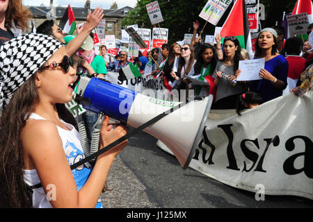 Una giovane ragazza conduce il canto di slogan come diverse centinaia di dimostranti palestinesi e sostenitori rally al di fuori Bute House di Edimburgo, la residenza ufficiale del Primo ministro di Scozia Foto Stock