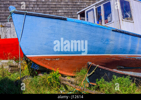 Rustico spiaggiata barca da pesca in Peggy's Cove Nova Scotia, Canada Foto Stock