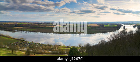 Panaroma al walhalla con la vista alla valle del Danubio in primavera. La riflessione dal cielo velato nel fiume. Foto Stock