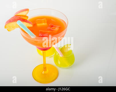 Set di bevande colorate e decorate con frutta, margarita vetro, colpo di vetro, serie estate Foto Stock