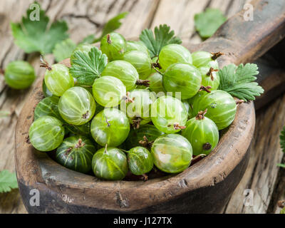 Uva spina nella ciotola di legno sul tavolo. Foto Stock