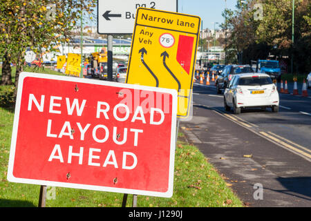 Nuovo layout su strada segno e altri lavori stradali insegne in Nottingham, Inghilterra, Regno Unito Foto Stock