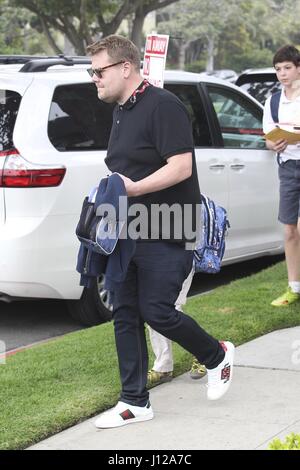 James Corden riprende il suo figlio Max Corden dalla scuola per la festa di San Patrizio con: James Corden, Max Corden dove: Santa Monica, California, Stati Uniti quando: 17 Mar 2017 Foto Stock