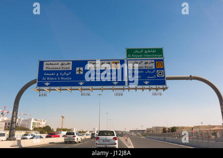 I segnali stradali a Doha, in Qatar, Hamad International Airport Foto Stock