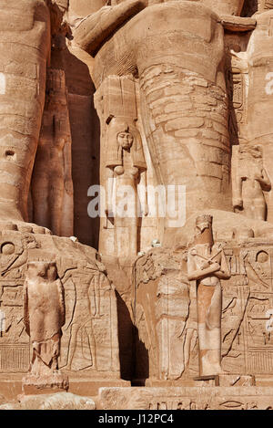 Piccola figura Nefretari a Rammesses gigantesca statua al Grande Tempio di Ramesses II Abu Simbel templi Foto Stock