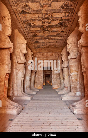 Interior shot con le statue del Grande Tempio di Ramesses II, Abu Simbel templi, Egitto Foto Stock