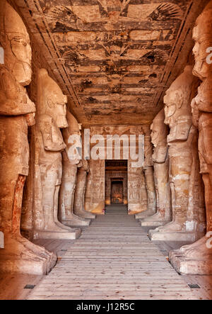 Interior shot con le statue del Grande Tempio di Ramesses II, Abu Simbel templi, Egitto Foto Stock