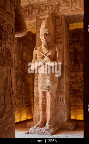 Interior shot con le statue del Grande Tempio di Ramesses II, Abu Simbel templi, Egitto Foto Stock