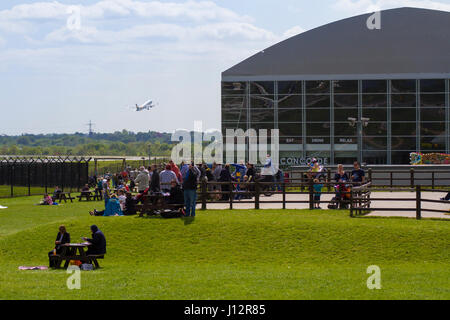 Planespotters guardando aeromobili a Manchester Airport Aviazione Parco di visualizzazione Foto Stock