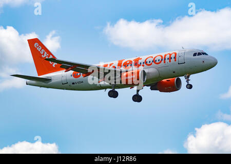 Easyjet piano G- EZAA Airbus A319-111 atterraggio all'Aeroporto di Manchester Foto Stock