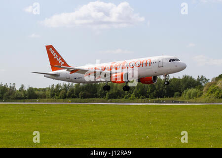 Easyjet piano G- EZTV Airbus A320-214 atterraggio all'Aeroporto di Manchester Foto Stock