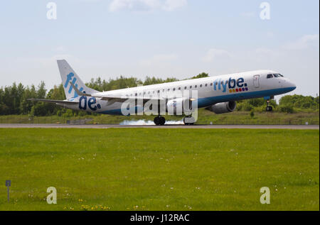 Aeroplano Flybe G-FBEF Embraer ERJ-195LR atterraggio all'Aeroporto di Manchester Foto Stock
