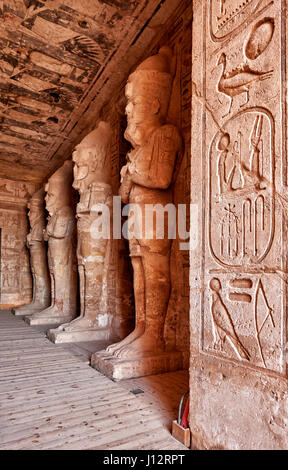 Interior shot con le statue del Grande Tempio di Ramesses II, Abu Simbel templi, Egitto Foto Stock