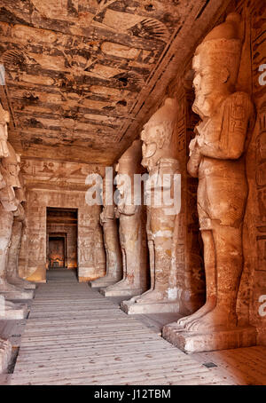 Interior shot con le statue del Grande Tempio di Ramesses II, Abu Simbel templi, Egitto Foto Stock