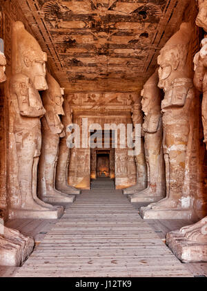 Interior shot con le statue del Grande Tempio di Ramesses II, Abu Simbel templi, Egitto Foto Stock