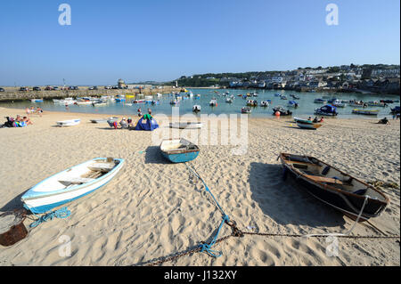 St Ives in Cornovaglia. Turisti e barche sulla spiaggia di sabbia del porto con la bassa marea. Foto Stock