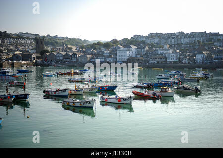 St Ives, Cornwall. Barche ormeggiate nel porto su una serata estati durante l'alta marea. Foto Stock