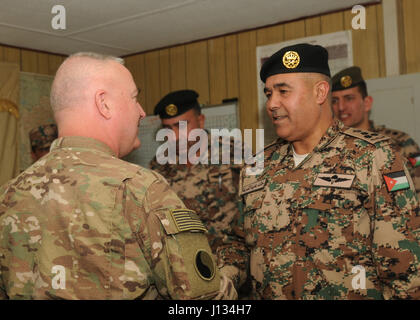 Giordani di Brig. Gen. Khalid Al-Shara, formazione vice direttore per la Giordania delle Forze Armate - esercito arabo, saluta il Mag. Gen. Blake C. Ortner, comandante generale per la ventinovesima divisione di fanteria, durante Ortner della visita in Giordania 6 febbraio 2017. I due leader hanno discusso i risultati positivi di condurre la formazione congiunta con American e soldati Giordani. (U.S. Esercito nazionale Guard foto di Sgt. Kelly Gary, ventinovesima divisione di fanteria per Affari pubblici) Foto Stock