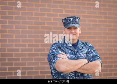 170221-N-FU443-007 Smirne, Tennessee (21 marzo 2017) Yeoman 2a classe Scott Senter, nativo di Selce, Mich in posa per una foto al di fuori del Naval Centro Supporto Operativo Nashville dove recluta prima-service candidati per Marina stazione di reclutamento di Nashville. (U.S. Foto di Marina di Massa lo specialista di comunicazione 1a classe Timothy Walter/rilasciato) Foto Stock