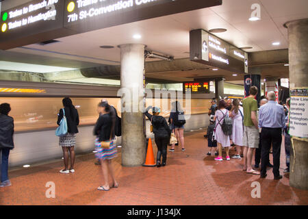 Attendere i passeggeri a bordo di un treno in galleria collocare la Stazione della Metropolitana di Washington DC. Foto Stock