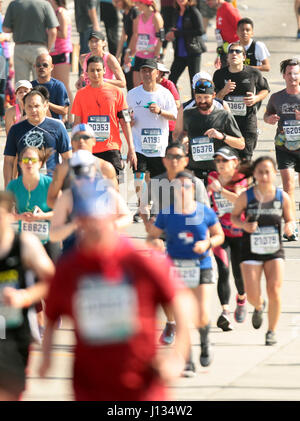 Homer Lee (centro, camicia bianca) rappresenta il 163d Ala di attacco durante il funzionamento del xviii miglio della trentaduesima annuale di Los Angeles Marathon dal Dodger Stadium al Molo di Santa Monica il 19 marzo 2017. La 26.2 miglia di corso ha portato i partecipanti dal Dodger Stadium attraverso Los Angeles con vista oceano termina al Molo di Santa Monica. (Air National Guard foto di Airman 1° classe Housman Crystal) Foto Stock