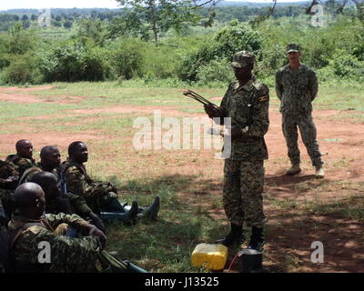 170324-N-N-0901-004 Kampala, Uganda (24 marzo 2017) Ordinanza sugli esplosivi tecnico di smaltimento di prima classe David Hanaumi, assegnato alla Task Force Sparta, osserva un popoli ugandese della forza di difesa soldato insegnare su base esplosivi improvvisati i componenti del dispositivo, 24 marzo 2017. Stati Uniti Sesta flotta, con sede a Napoli, Italia, conduce lo spettro completo di giunto e operazioni navali, spesso di concerto con allied, articolari e tra le agenzie partner, al fine di avanzare U.S. gli interessi nazionali e la sicurezza e la stabilità in Europa e in Africa. (U.S. Navy foto di esplosivo ordinanza tecnico di smaltimento secondo Cla Foto Stock