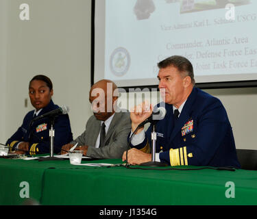 Vice Adm. Karl Schultz, commander, U. S. Coast Guard area atlantica, gli indirizzi degli studenti di Norfolk State University durante una leadership forum, che si è svolta in concomitanza con la firma di un memorandum of understanding con l'università, la formalizzazione di un rapporto tra esso e la protezione di litorale per lo studente universitario Pre-Commissioning iniziativa Marzo 27, 2017. Il CSPI programma aiuta gli studenti iscritti o accettati per la registrazione in un tempo-pieno corso di laurea il programma a una istituzione qualificata, completare il programma e ricevere una commissione come un ufficiale della Guardia Costiera al completamento. U Foto Stock