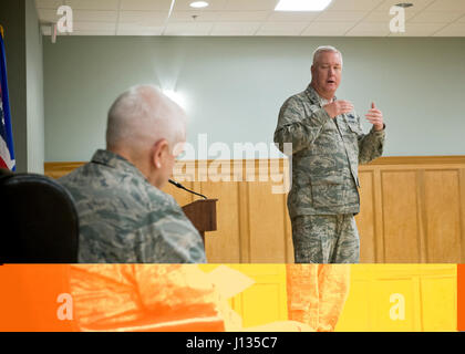 Col. Robert A. INO II, 189Airlift Wing Commander, offre commento durante una cerimonia di consegna dei diplomi per la prima classe di Air Force del Cyber competenze corso di convalida tenutasi il 29 marzo 2017, a Little Rock Air Force Base in Arkansas. Il corso è destinato a prendere il componente di riserva gli avieri con preesistente di cyber competenze e accelerare la loro formazione nel Cyber Warfare campo di carriera. (U.S. Air National Guard foto di Master Sgt. Marvin R. Preston) Foto Stock