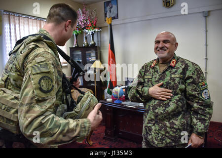 Il brigadiere generale mongola, testa di afghani Forze Armate Accademia delle Scienze Mediche saluta il Capitano Samuel Owen, un medico consulente alla nazionale di Kabul ospedale militare a Kabul, Afghanistan, 1 aprile. Mongolo hanno discusso i progetti per il futuro sito di formazione per l'Esercito nazionale afgano studenti di medicina. L'ospedale di Kabul è attualmente in fase di restauro e rinnovo gli sforzi per assicurare che i pazienti continuino a ricevere assistenza di qualità elevata mentre l'ospedale e il personale medico a prepararsi per le future esigenze della struttura ospedaliera e personale medico. Foto Stock