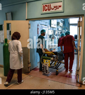 Kabul nazionale Ospedale Militare di medici e infermieri di portare un ferito criticamente esercito nazionale afghano soldato all'ICU per avviare la vita a cura di risparmio, Kabul, Afghanistan, 1 aprile. Ospedale di Kabul rimane operativo e continua a fornire per la sicurezza e la sicurezza dei pazienti fornendo salvavita di trattamento medico. Sostegno deciso si è impegnata ad aiutare i nostri partner afghani per il restauro e il rinnovamento della struttura ospedaliera e funzionalità, garantendo la fiducia dei pazienti e le loro famiglie nelle cure di qualità disponibili nel momento del bisogno. Foto Stock