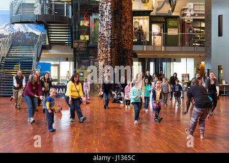 Seattle, Washington: Museo della Storia e dell'industria. Etienne Cakpo con il Gansango Music & Dance Company conduce i visitatori in una danza nel grande atrio Foto Stock