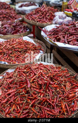 Close-up di cumuli di peperoncini essiccati in molti cesti in un mercato di Yangon, Myanmar. Foto Stock