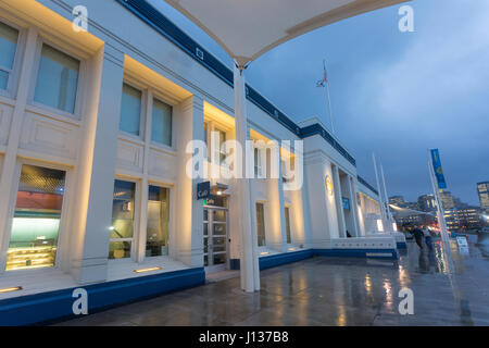 Seattle, Washington: Museo della Storia e dell'industria. Visitatori brave la pioggia durante il Seattle il primo giovedì passeggiata dell'arte. Istituito nel 1952, il museo ho Foto Stock