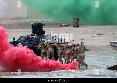 Degli Stati Uniti e del Consiglio di cooperazione del Golfo condotta delle forze del campo culminante-evento di formazione di esercizio Eagle risolvere 2017 aprile 6, in Kuwait Shuwaikh della porta. Eagle risolvere è il premier multi-nazionale esercizio nella regione del Golfo. Foto Stock