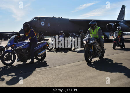 Motociclisti iniziare lasciando la Flightline a Barksdale Air Force Base, La., Aprile 7, 2017. Ci sono due corse in moto su base, Thunder su Bayou durante la primavera e Cajun Rumble durante la caduta. (U.S. Air Force foto/Airman 1. Classe Stuart luminoso) Foto Stock