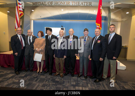 L'Iwo Jima Veterans Association tenne un ricevimento l'8 aprile 2017 presso il Museo Nazionale del corpo dei Marines a Triangle, Virginia, onorando un tenente generale del corpo dei Marines in pensione con servizio nella seconda guerra mondiale, Corea e Vietnam. Foto Stock