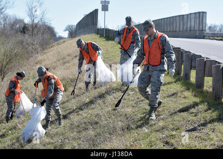 Gli aviatori del 180th Fighter Wing partecipano ad una pulizia annuale a bordo strada a Swanton, Ohio, mantenendo le aree della comunità locale e sostenendo la gestione ambientale. Foto Stock