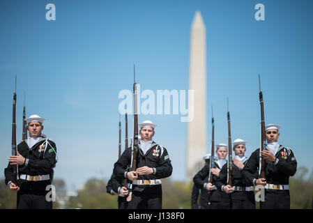 WASHINGTON, Distretto di Columbia - marinai dalla Marina degli Stati Uniti del cerimoniale compete di guardia durante il servizio comune trapano mostra Team Aprile 08, 2017, presso il Jefferson Memorial a Washington D.C. Trapanare squadre provenienti da tutti e quattro i rami delle forze armate statunitensi e gli Stati Uniti Coast Guard hanno gareggiato in un display di competenze all'evento che ha celebrato negli Stati Uniti il patrimonio militare presso il National Cherry Blossom Festival. Membri della Marina Militare Guardia cerimoniale partecipare ad alcune della nostra nazione più prestigiosi di cerimonie, comprese le inaugurazioni presidenziali e cerimonie di arrivo per gli stranieri off Foto Stock